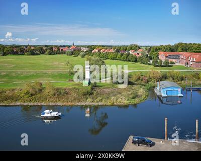 Dömitzer Hafen und Jachthafen an Elbe und Elde, alter Wachturm der ehemaligen Grenzschutzbeamten der innerdeutschen Grenze, einfahrendes Boot Stockfoto