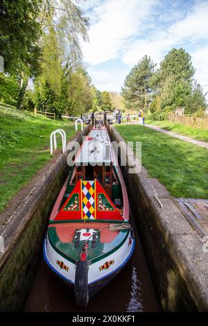 Schmalboot, das durch eine Schleuse auf dem Shropshire union Kanal im Dorf Audlem Cheshire fährt Stockfoto