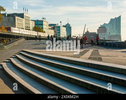 Jan-Fedder-Promenade Landungsbrücken in Hamburg. Stockfoto