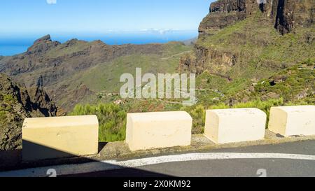 Blick auf die kurvenreiche, schmale Bergstraße zum Dorf Masca auf Teneriffa. Kanarische Inseln Stockfoto
