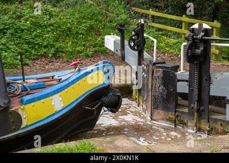 Nahaufnahme eines Kanalschmalboots, das sich einem Schleusentor am Shropshire union Kanal bei Audlem Cheshire England nähert Stockfoto