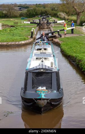 Canal Narrowboat fährt durch die Schleusen des Llangollen-Kanals bei Hurleston Junction in der Nähe von Nantwich Cheshire England UK Stockfoto