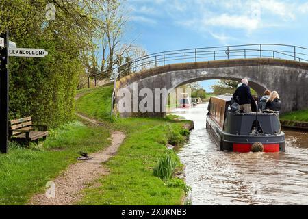 Kanalschmalboot auf dem Shropshire union Kanal, vorbei an der Kreuzung mit dem llangollen Kanal an der Hurleston Kreuzung in der Nähe von Nantwich Cheshire Stockfoto