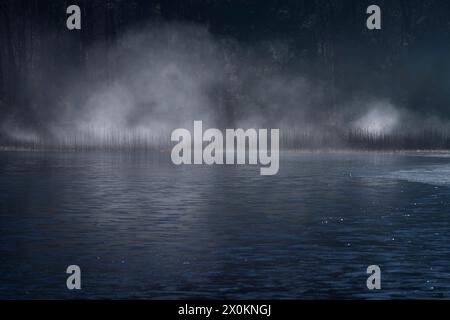 Nebel bildet sich über dem Eissee und leuchtet im Sonnenlicht, Pfälzerwoog bei Fischbach, Dahn, Naturpark Pfälzerwald, Biosphärenreservat Pfälzerwald-Nordvogesen, Deutschland, Rheinland-Pfalz Stockfoto