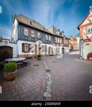 Marktplatz in Hattenheim (Rheingau) mit Hotel-Restaurant 'zum Krug', einem Gourmetrestaurant, in dem Merkel und Putin bereits gegessen haben Stockfoto