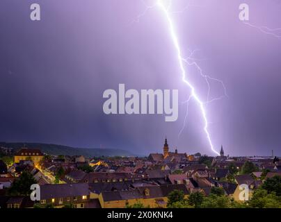 Deutschland, Baden-Württemberg, Karlsruhe, Durlach, Blick über die Altstadt während eines Gewitters. Stockfoto