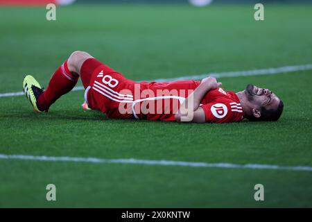 Fußball 1. Bundesliga 29. Spieltag FC Augsburg - 1. FC Union Berlin am 12.04.2024 in der WWK Arena in Augsburg liegt Rani Khedira ( Berlin ) verletzt am Boden. DFL-Vorschriften verbieten die Verwendung von Fotos als Bildsequenzen und/oder Quasi-Video. Foto: Revierfoto Stockfoto