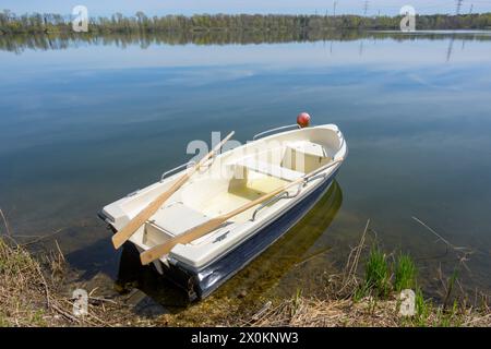 Deutschland, Baden-Württemberg, Karlsruhe, Ruderboot am Knielinger See. Stockfoto