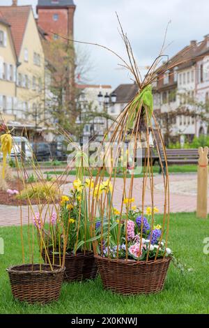 Frankreich, Elsass, Wissembourg, Osterdekoration in der Stadt. Stockfoto