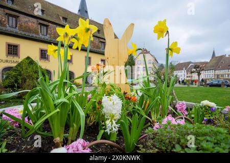 Frankreich, Elsass, Wissembourg, Osterdekoration in der Stadt. Stockfoto