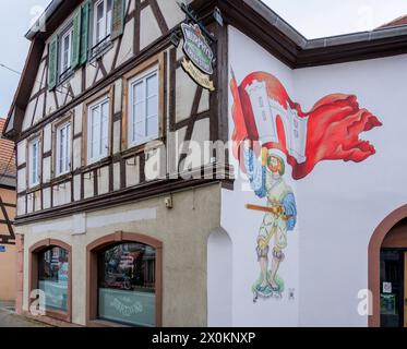 Frankreich, Elsass, Wissembourg, Place du Marche aux Choux, Pub Marteen's, Ritter mit der Flagge von Wissembourg. Stockfoto