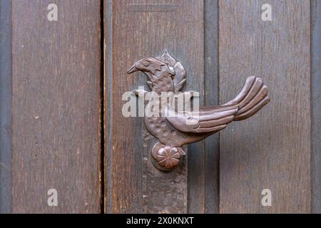 Frankreich, Elsass, Wissembourg, Türgriff an einer alten Holztür. Stockfoto