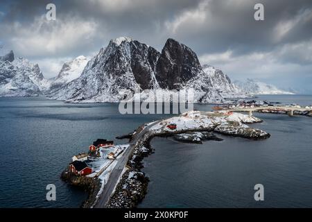 Aus der Vogelperspektive auf die Insel Hamnoya und den Berg Lilandstinden in reiner Bay im Winter. Lofoten-Inseln, Norwegen. Stockfoto