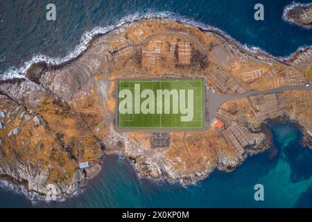 Luftaufnahme des Henningsvaer Stadions auf der Insel Hellandsoya. Gemeinde Vagan, Austvagoy, Lofoten-Inseln, Nordland, Norwegen. Stockfoto