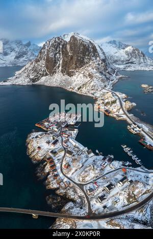 Aus der Vogelperspektive auf die Insel Hamnoya und den Berg Lilandstinden in reiner Bay im Winter. Lofoten-Inseln, Norwegen. Stockfoto