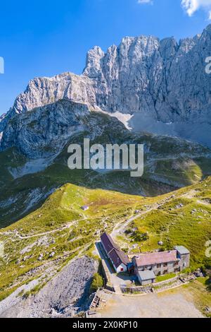 Aus der Vogelperspektive auf das Albani-Schutzgebiet und die Nordwand des Presolana. Val di Scalve, Bezirk Bergamo, Lombardei, Italien, Südeuropa. Stockfoto