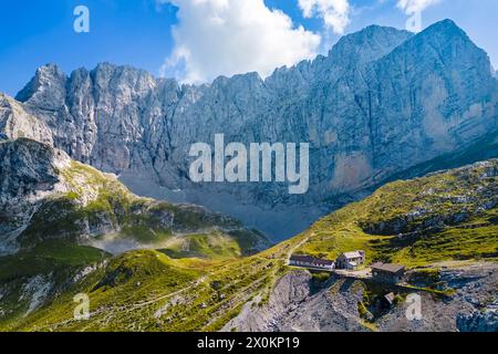 Aus der Vogelperspektive auf das Albani-Schutzgebiet und die Nordwand des Presolana. Val di Scalve, Bezirk Bergamo, Lombardei, Italien, Südeuropa. Stockfoto