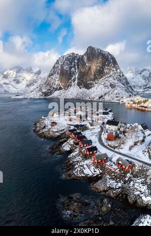 Aus der Vogelperspektive auf die Insel Hamnoya und den Berg Lilandstinden in reiner Bay im Winter. Lofoten-Inseln, Norwegen. Stockfoto