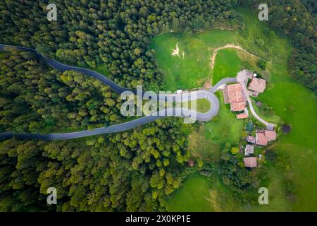 Luftaufnahme der kurvenreichen Straße des Presolana-Passes im Sommer. Presolana Pass, Colere, Seriana Valley, Bergamo Provinz, Lombardei, Italien. Stockfoto