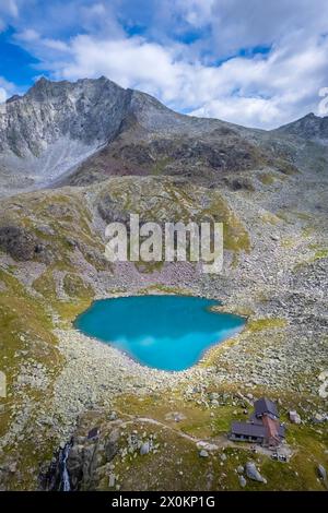 Blick auf die Franco Tonolini Schutzhütte und den Rotondo See im wunderschönen Val Miller. Sonico, Val Camonica, Bezirk Brescia, Lombardei, Italien. Stockfoto