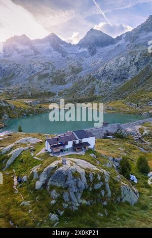 Blick auf die Gnutti Schutzhütte und den Miller See im wunderschönen Val Miller. Sonico, Val Camonica, Bezirk Brescia, Lombardei, Italien. Stockfoto