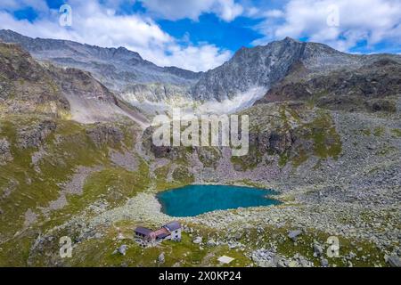 Blick auf die Franco Tonolini Schutzhütte und den Rotondo See im wunderschönen Val Miller. Sonico, Val Camonica, Bezirk Brescia, Lombardei, Italien. Stockfoto