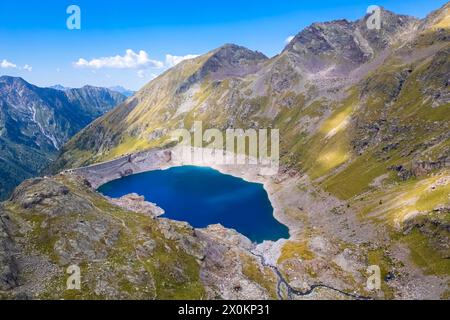 Blick auf die Franco Tonolini Schutzhütte und den Rotondo See im wunderschönen Val Miller. Sonico, Val Camonica, Bezirk Brescia, Lombardei, Italien. Stockfoto