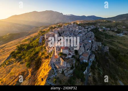 Blick aus der Vogelperspektive auf die antike Stadt Petralia Soprana, erbaut auf einer Klippe, bei Sonnenuntergang. Palermo, Sizilien, Italien. Stockfoto