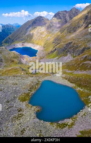 Blick auf die Franco Tonolini Schutzhütte und den Rotondo See im wunderschönen Val Miller. Sonico, Val Camonica, Bezirk Brescia, Lombardei, Italien. Stockfoto