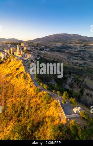 Blick aus der Vogelperspektive auf die antike Stadt Petralia Soprana, erbaut auf einer Klippe, bei Sonnenuntergang. Palermo, Sizilien, Italien. Stockfoto