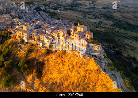 Blick aus der Vogelperspektive auf die antike Stadt Petralia Soprana, erbaut auf einer Klippe, bei Sonnenuntergang. Palermo, Sizilien, Italien. Stockfoto