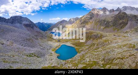 Blick auf die Franco Tonolini Schutzhütte und den Rotondo See im wunderschönen Val Miller. Sonico, Val Camonica, Bezirk Brescia, Lombardei, Italien. Stockfoto