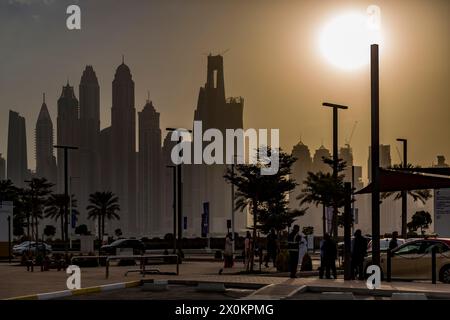 Sonnenaufgang mit Sturmwolken, Hafen, Dubai Hafen Kreuzfahrthafen, Dubai, Vereinigte Arabische Emirate, Asien Stockfoto