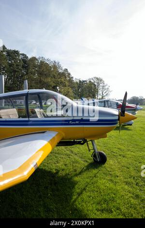 Flugplatz Ansbach Petersdorf, Deutschland. April 2024. Eine Reihe von motorisierten Flugzeugen sind startbereit. Auf dem Flugplatz Ansbach-Petersdorf bereiten sich die freiwilligen Luftbeobachter und Piloten der Bayerischen Luftrettungsgeschwader gemeinsam mit dem Integrierten Kontrollzentrum auf die kommende Saison vor. Die Beobachtung aus der Luft ist besonders bei warmem Wetter wichtig. Sie spielt eine immer wichtigere Rolle bei der Bekämpfung von Waldbränden oder bei der Lokalisierung von beschädigtem Holz. Quelle: Pia Bayer/dpa/Alamy Live News Stockfoto