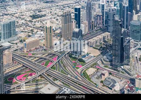 Blick auf die Skylines von der Besucherplattform in The Top im 124. Stock, in einer Höhe von 450 m, Burj Khalifa, das höchste Gebäude der Welt, 830 m hoch, Wolkenkratzer, Skyline, Dubai, Vereinigte Arabische Emirate, Naher Osten, Asien Stockfoto