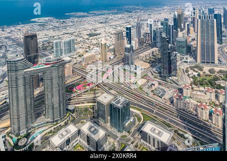 Blick auf die Skylines von der Besucherplattform in The Top im 124. Stock, in einer Höhe von 450 m, Burj Khalifa, das höchste Gebäude der Welt, 830 m hoch, Wolkenkratzer, Skyline, Dubai, Vereinigte Arabische Emirate, Naher Osten, Asien Stockfoto