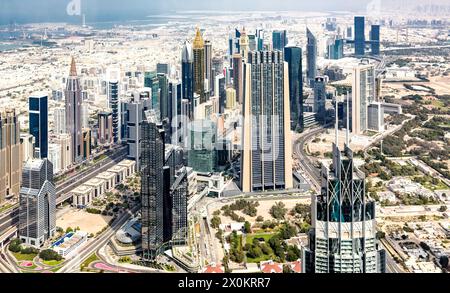 Blick auf die Skylines von der Besucherplattform in The Top im 124. Stock, in einer Höhe von 450 m, Burj Khalifa, das höchste Gebäude der Welt, 830 m hoch, Wolkenkratzer, Skyline, Dubai, Vereinigte Arabische Emirate, Naher Osten, Asien Stockfoto