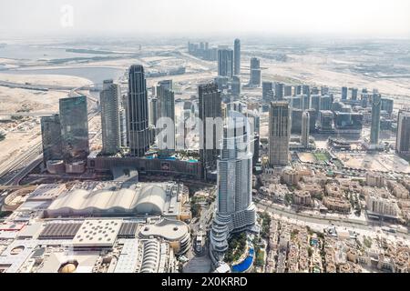 Blick auf die Skylines von der Besucherplattform in The Top im 124. Stock, in einer Höhe von 450 m, Burj Khalifa, das höchste Gebäude der Welt, 830 m hoch, Wolkenkratzer, Skyline, Dubai, Vereinigte Arabische Emirate, Naher Osten, Asien Stockfoto