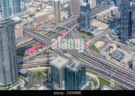 Blick auf die Skylines von der Besucherplattform in The Top im 124. Stock, in einer Höhe von 450 m, Burj Khalifa, das höchste Gebäude der Welt, 830 m hoch, Wolkenkratzer, Skyline, Dubai, Vereinigte Arabische Emirate, Naher Osten, Asien Stockfoto