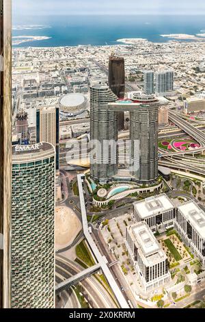 Blick auf die Skylines von der Besucherplattform in The Top im 124. Stock, in einer Höhe von 450 m, Burj Khalifa, das höchste Gebäude der Welt, 830 m hoch, Wolkenkratzer, Skyline, Dubai, Vereinigte Arabische Emirate, Naher Osten, Asien Stockfoto