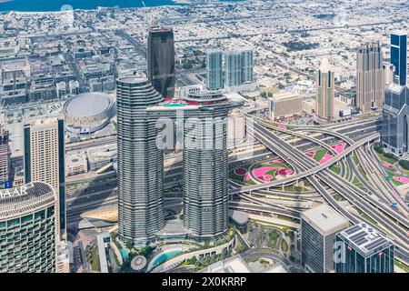 Blick auf die Skylines von der Besucherplattform in The Top im 124. Stock, in einer Höhe von 450 m, Burj Khalifa, das höchste Gebäude der Welt, 830 m hoch, Wolkenkratzer, Skyline, Dubai, Vereinigte Arabische Emirate, Naher Osten, Asien Stockfoto