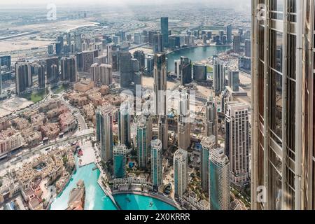 Blick auf die Skylines von der Besucherplattform in The Top im 124. Stock, in einer Höhe von 450 m, Burj Khalifa, das höchste Gebäude der Welt, 830 m hoch, Wolkenkratzer, Skyline, Dubai, Vereinigte Arabische Emirate, Naher Osten, Asien Stockfoto