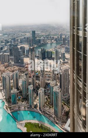 Blick auf die Skylines von der Besucherplattform in The Top im 124. Stock, in einer Höhe von 450 m, Burj Khalifa, das höchste Gebäude der Welt, 830 m hoch, Wolkenkratzer, Skyline, Dubai, Vereinigte Arabische Emirate, Naher Osten, Asien Stockfoto