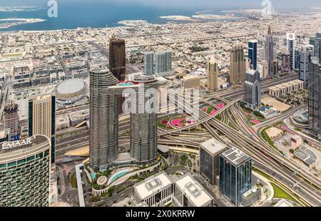 Blick auf die Skylines von der Besucherplattform in The Top im 124. Stock, in einer Höhe von 450 m, Burj Khalifa, das höchste Gebäude der Welt, 830 m hoch, Wolkenkratzer, Skyline, Dubai, Vereinigte Arabische Emirate, Naher Osten, Asien Stockfoto