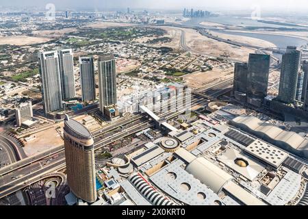 Blick auf die Skylines von der Besucherplattform in The Top im 124. Stock, in einer Höhe von 450 m, Burj Khalifa, das höchste Gebäude der Welt, 830 m hoch, Wolkenkratzer, Skyline, Dubai, Vereinigte Arabische Emirate, Naher Osten, Asien Stockfoto