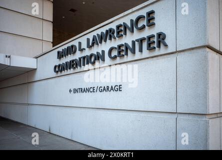 Das Schild des David L. Lawrence Convention Center steht vor der unberührten weißen Fassade in Pittsburgh, Pennsylvania. Stockfoto