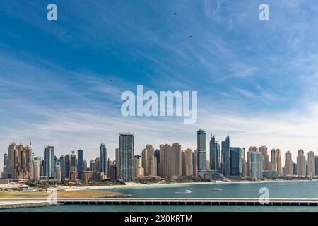 Skydiver über Dubai Marina mit Wolkenkratzern, Dubai Harbour, Palm Jumeirah, Dubai, Vereinigte Arabische Emirate, Naher Osten, Asien Stockfoto