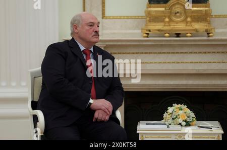 Moskau, Russland. April 2024. Weißrussland-Präsident Alexander Lukaschenko hört dem russischen Präsidenten Wladimir Putin bei einem persönlichen Treffen im Großen Palast des Kremls am 11. April 2024 in Moskau zu. Quelle: Gavriil Grigorov/Kreml Pool/Alamy Live News Stockfoto