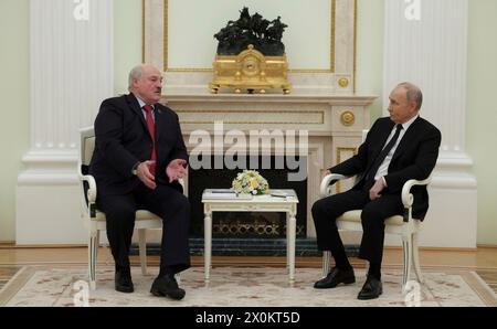 Moskau, Russland. April 2024. Der russische Präsident Wladimir Putin, rechts, hört den belarussischen Präsidenten Alexander Lukaschenko, links, während eines persönlichen Treffens im Großen Palast des Kremls am 11. April 2024 in Moskau, Russland. Quelle: Gavriil Grigorov/Kreml Pool/Alamy Live News Stockfoto