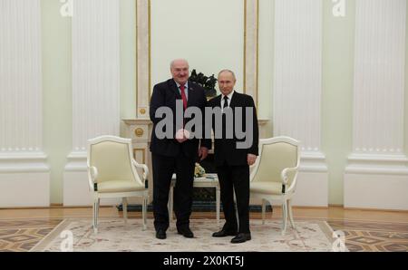 Moskau, Russland. April 2024. Der russische Präsident Wladimir Putin, rechts, begrüßt den belarussischen Präsidenten Alexander Lukaschenko, links, vor einem persönlichen Treffen im Großen Palast des Kremls am 11. April 2024 in Moskau. Quelle: Gavriil Grigorov/Kreml Pool/Alamy Live News Stockfoto